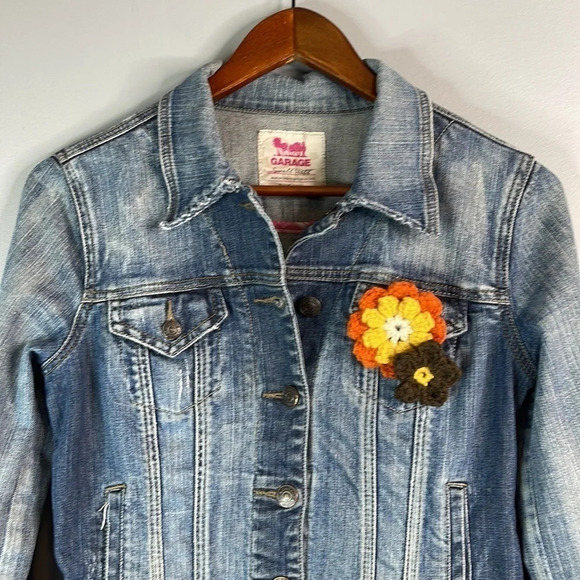 GARAGE Crop Jean Jacket Upcycled Fray Trim Crochet Flower Appliqué Blue Boho S - Picture 3 of 12